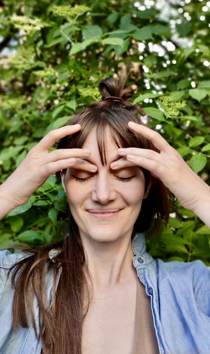 Foto einer Augenmassage zur Stimulation des Vagusnervs.