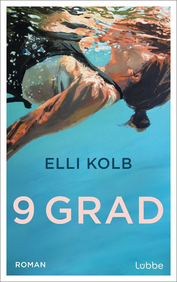 Cover des Romans "9 Grad" von Elli Kolb: Es ist ein Gemälde zu sehen, das den Oberkörper einer Frau zeigt, wie sie in Rückenlage in türkisfarbenem Wasser treibt. Das Gemälde ähnelt einer Unterwasser-Fotoaufnahme.